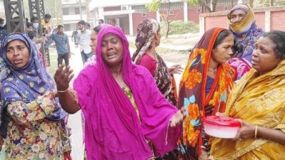 নিহতদের স্বজনদের আহাজারি