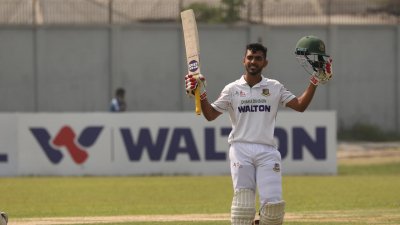 সাইফ হাসানের সেঞ্চুরি উদযাপন
