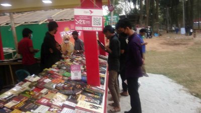 করোনার কারণে বইমেলায় কমে গেছে  ক্রেতার আগমন