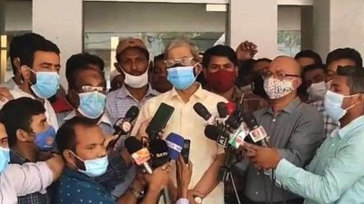 গণমাধ্যমকর্মীদের সঙ্গে কথা বলছেন মির্জা ফখরুল ইসলাম আলমগীর