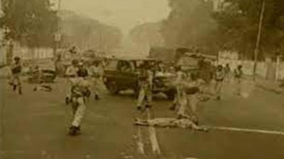 ১৯৭১ সালে ২৪ মার্চ ঢাকা শহরে পাকিস্তানি সেনাদের ব্যারিকেড (ছবি সংগৃহীত)