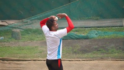 ইনডোরে অনুশীলন করতে দেখা গেছে সাকিবকে। ছবি-ওয়াহেদ মুরাদ।