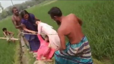মারধর করা হচ্ছে ইয়াসমিনকে