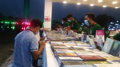 বিক্রি কম হলেও প্রতিদিনই আসছে নতুন বই
