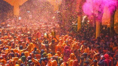 উৎসবের দিনে প্রকাশ্য জনসমাগমের রাশ টানছে ভারত