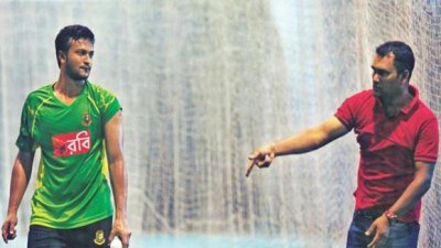 কোচ সালাউদ্দিনের সঙ্গে সাকিব।