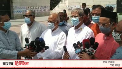 সিনিয়র নেতাদের নিয়ে সাংবাদিকদের সঙ্গে কথা বলছেন বিএনপির মহাসচিব মির্জা ফখরুল ইসলাম আলমগীর