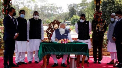 জাতীয় স্মৃতি সৌধের পরিদর্শন বইয়ে স্বাক্ষর করেন নরেন্দ্র মোদি