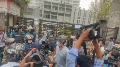 প্রেস ক্লাবের সামনে থেকে জিজ্ঞাসাবাদের জন্য তিন জন আটক