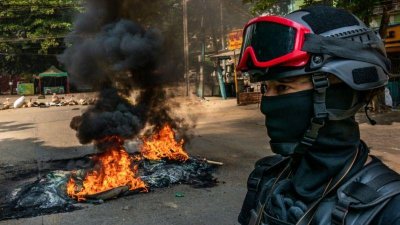 সশস্ত্র বাহিনী দিবসেও ইয়াঙ্গুনের রাস্তায় টায়ারে আগুন জ্বালিয়ে বিক্ষোভ করে গণতন্ত্রপন্থীরা