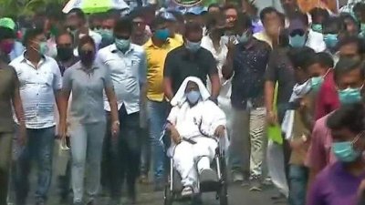 হুইলচেয়ারে ৮ কিলোমিটার পদযাত্রার নেতৃত্ব দিলেন মমতা