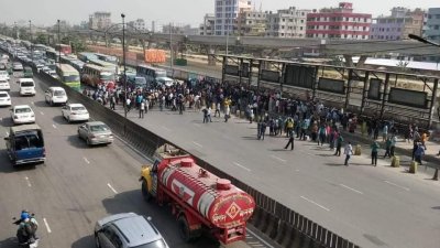 বাসে উঠতে না পেরে রাস্তা আটকে বিক্ষোভ