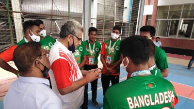 বাংলাদেশ দলকে দিক নির্দেশনা দিচ্ছেন ভারতীয় কোচ সাজুরাম গয়াত।