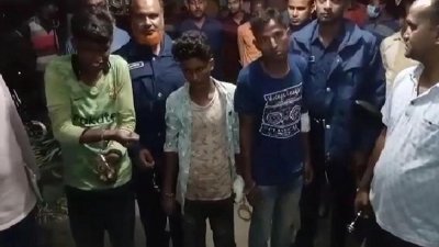 চালককে ছুরিকাঘাত করে অটোরিকশা ছিনতাইয়ের চেষ্টা, আটক ৩