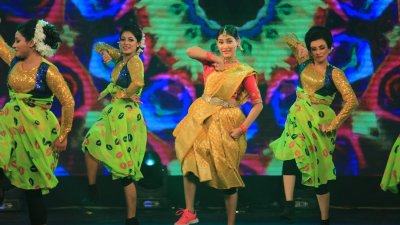 লাল জুতো পায়ে মঞ্চে মেহজাবীন