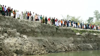 কুড়িগ্রামে ধরলার বামতীর রক্ষার দাবিতে দাঁড়ালো এলাকাবাসী