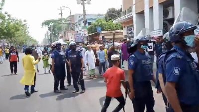 ইমামকে অব্যাহতি দেওয়ার জেরে দুই পক্ষের সংঘর্ষ, আহত ৫