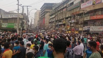 মার্কেট খোলা রাখার দাবিতে বিক্ষোভ-সংঘর্ষ, ভাঙচুর