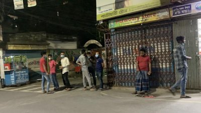 মোড়ে মোড়ে আড্ডা, আধখোলা দোকান