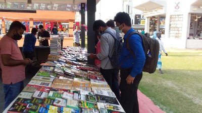 বই মেলায় ক্রেতা বাড়ছে