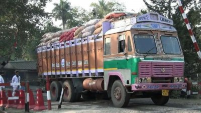 হিলি বন্দরে ভারত থেকে আসা পণ্যের ট্রাক (ফাইল ছবি)