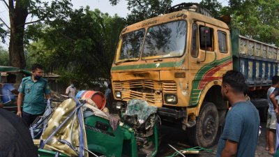 হাসপাতালে যাওয়ার পথে অটোরিকশা চালকসহ স্বামী-স্ত্রী নিহত