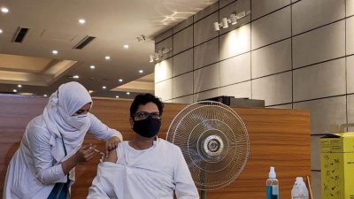 ভ্যাকসিনের দ্বিতীয় ডোজ নিলেন জুনাইদ আহমেদ পলক