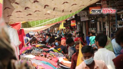 ক্রেতাদের উপচেপড়া ভিড়
