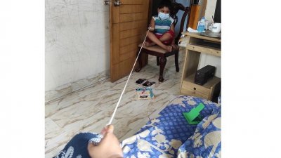 মায়ের কাছে যাওয়া বারণ, তাই...
