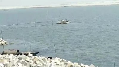 কুড়িগ্রাম ব্লক প্রটেকশনের একেবারে পাশেই একটি প্রভাবশালী মহল অবৈধ ড্রেজার দিয়ে তুলছে বালু
