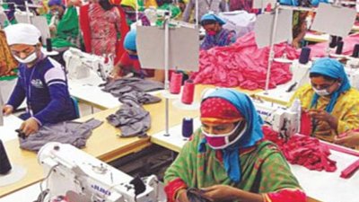করোনাকালে কারখানায় কর্মরত পোশাক শ্রমিকরা, ছবি: সংগৃহীত