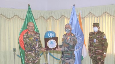 ভারতীয় সেনাপ্রধান মুকুন্দ নারাভানেকে ক্রেস্ট দেন মেজর জেনারেল আবদুল কাইয়ুম