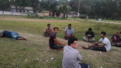 থানার সামনে অপেক্ষা