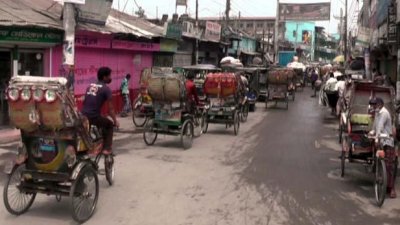 নবাবগঞ্জ বাজার, বেতপট্টি মার্কেটসহ আশেপাশের সড়কে ফ্রি স্টাইলে চলাচল করেছে যানবাহন।