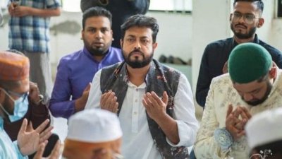 ছেলের বিয়েতে সানী। পাশে ছেলে ফারদিন স্বাধীন (সবুজ টুপি পরা)
