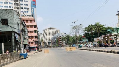 লকডাউনে ফাঁকা ঢাকার রাজপথ