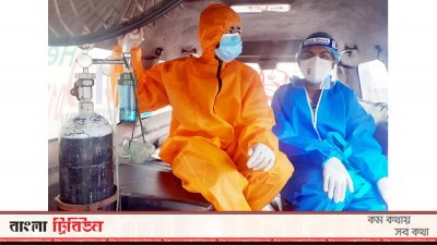এক রোগীর ডাকে সাড়া দিয়ে অক্সিজেন নিয়ে রওনা হয়েছেন বাসদের স্বেচ্ছাসেবীরা।