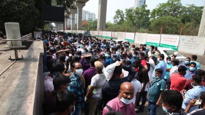 হোটেল সোনারগাঁওয়ে সৌদি অ্যারাবিয়ান এয়ারলাইনসের অফিসের সামনে সকাল থেকেই জড়ো হতে থাকেন প্রবাসীরা