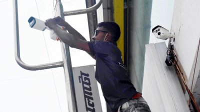 সিসি ক্যামেরাগুলো স্থাপন কাজ শুরু হয়েছে