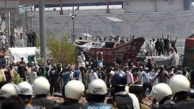 পাকিস্তানে টিএলপি-পুলিশ সংঘর্ষে নিহত ৩