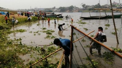 বর্জ্য মিশ্রিত পানিতে বিষাক্ত নদী, মরছে মাছ-জলজ প্রাণী