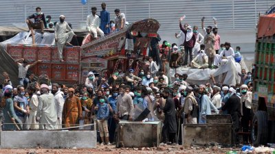 জিম্মি করা ১১ পুলিশকে মুক্তি দিলো পাকিস্তানে নিষিদ্ধ ঘোষিত টিএলপি