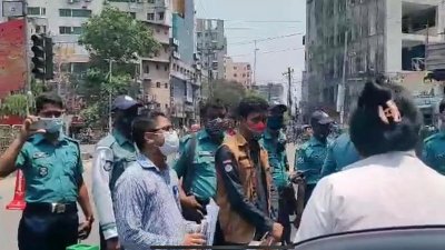 এলিফ্যান্ট রোডের সাম্প্রতিক ঘটনায় ছবি তুলছেন জনৈক পুলিশ সদস্য
