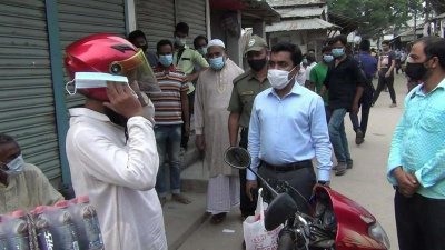 নির্দেশনা অমান্য করায় হিলিতে ৩ জনকে জরিমানা