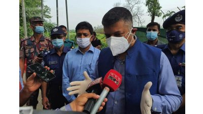 আখাউড়া স্থলবন্দরে সাংবাদিকদের সঙ্গে কথা বলছেন বিক্রম দোরাইস্বামী