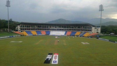 মেঘের ‘কারণে’ খেলা বন্ধ