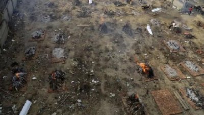 দিল্লিতে করোনায় মৃতদের শবদাহ