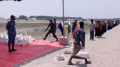 উপকূলীয় এলাকায় নৌবাহিনীর মানবিক সহায়তা