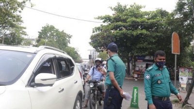 মুভমেন্ট পাশ আছে কিনা যাচাই করছে পুলিশ