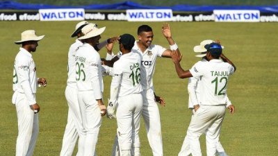দ্রুত উইকেট হারিয়েও লঙ্কানদের লিড দাঁড়িয়েছে ১০৭